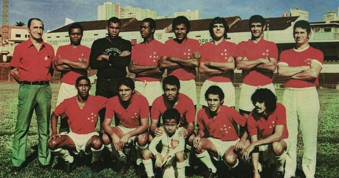 LEC com uniforme vermelho na década de 1970